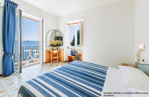 Casamicciola Terme Hotel | Relaxing Hotel Bagnitiello: Poolside Oceanfront Retreat
