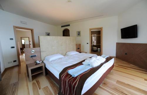 Val di Sogno Hotel | Experience Hotel Baia Verde: Oceanfront Retreat Near Pool
