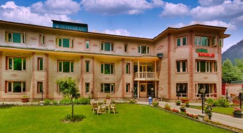 Laripora Hotel | Comfortable Stay at Hotel Baisaran Pahalgam with Breakfast