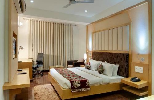 Ratlam Hotel | Convenient Stay at Hotel Balaji Central with Pool & Dining