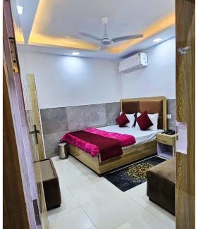Varanasi Hotel | HOTEL Banaras # paradise Varanasi Near Kashi Vishwanath Temple - Free Public Parking and Wifi Facilities - Air Conditioning Room - Best Hotel