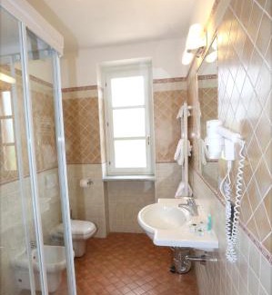 Barolo Hotel | Explore Hotel Barolo: Family-Friendly with Pool & Hot Tub