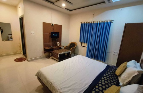 Sidhi Hotel | Budget-Friendly Stay at Hotel Basant Palace with Breakfast
