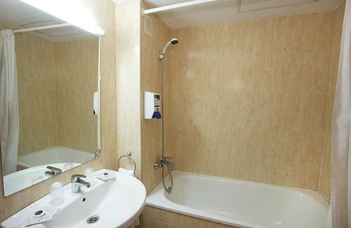 Vilafranca del Penedes Hotel | Budget-Friendly Hotel Basic with Spa & Family Amenities