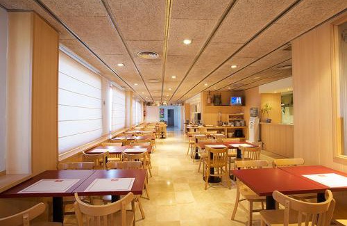 Vilafranca del Penedes Hotel | Budget-Friendly Hotel Basic with Pet and Child Amenities