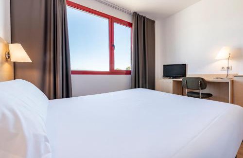 Vilafranca del Penedes Hotel | Budget-Friendly Hotel Basic with Pet and Child Amenities