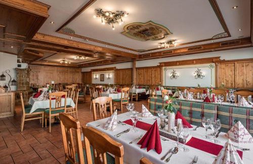 Osterhofen Hotel | Comfortable Stay at Hotel Bayrischer Löwe - Pet Friendly