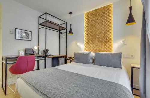 Quartier Saint-Ambroise Hotel | Cozy Retreat at Hotel Beausejour with Dining Options