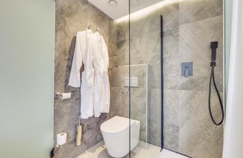 Quartier Saint-Ambroise Hotel | Cozy Retreat at Hotel Beausejour with Dining Options