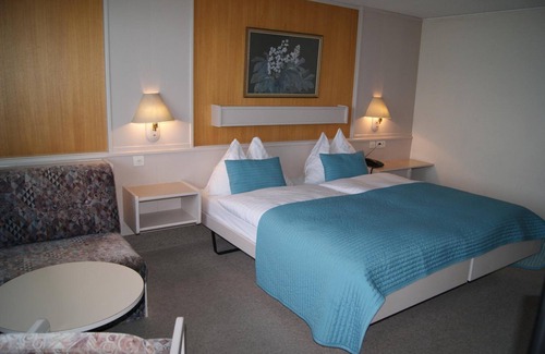 Krattigen Hotel | Hotel Bellevue Bären: Perfect Getaway with Pool & Dining
