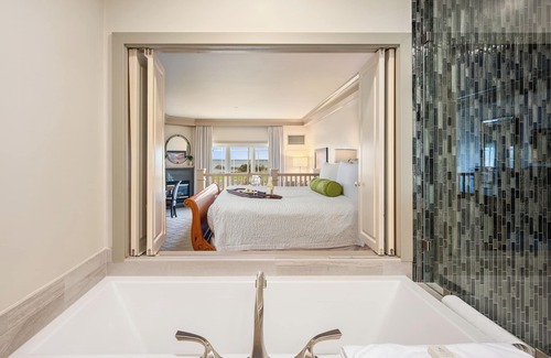 City Center Hotel | Experience Hotel Bellwether: Top-Rated Stay with Spa & Dining
