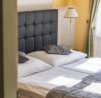 Hietzing Hotel | Comfortable Stay at Hotel Bergwirt Schönbrunn with Great Amenities