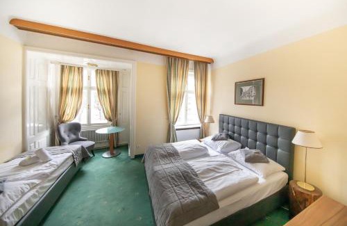 Hietzing Hotel | Comfortable Stay at Hotel Bergwirt Schönbrunn with Great Amenities