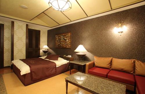 Himeji Hotel | Discover HOTEL Birth: Family-Friendly with Hot Tub & Dining