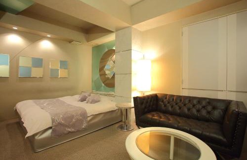 Himeji Hotel | Discover HOTEL Birth: Family-Friendly with Hot Tub & Dining