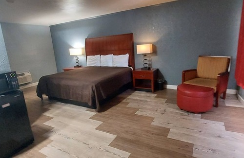 DeLand Hotel | Affordable Family-Friendly Stays at HOTEL BLUE