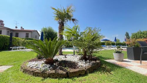 Lugana Hotel | Inviting Hotel Bolero: Oceanfront Bliss with Pool & Hot Tub