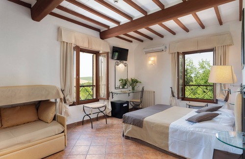 Lucignano d'Arbia Hotel | Discover Hotel Borgo Antico: Family-Friendly Retreat