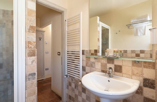 Lucignano d'Arbia Hotel | Discover Hotel Borgo Antico: Family-Friendly Retreat