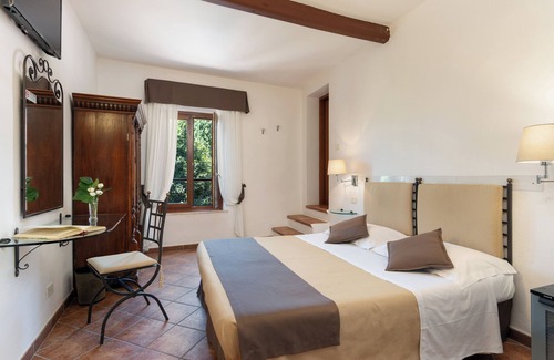Lucignano d'Arbia Hotel | Discover Hotel Borgo Antico: Family-Friendly Retreat