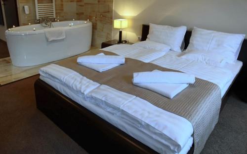 Oroshaza Hotel | Enjoy Poolside Relaxation at Hotel Brill Orosháza