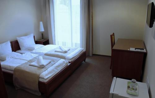 Oroshaza Hotel | Enjoy Poolside Relaxation at Hotel Brill Orosháza