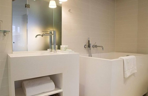 Alesund Hotel | Experience Hotel Brosundet: 4-Star Stay with Spa and Dining