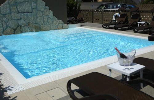 Peschiera del Garda Hotel | Exceptional Hotel Buena Onda: Oceanfront with Pool & Dining