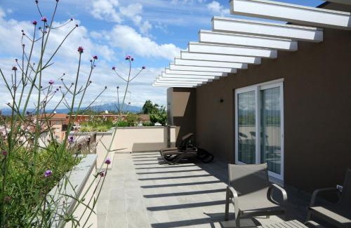 Peschiera del Garda Hotel | Exceptional Hotel Buena Onda: Oceanfront with Pool & Dining