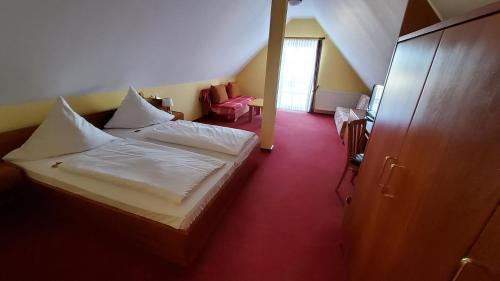 Burglengenfeld Bed & Breakfast | Cozy Stay at Hotel-Café 3 Kronen - Rated 8.1/10