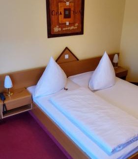 Burglengenfeld Bed & Breakfast | Cozy Stay at Hotel-Café 3 Kronen - Rated 8.1/10