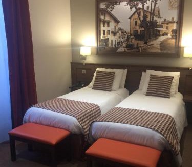 Cambo-les-Bains Hotel | Highly Rated Hotel-Café du Trinquet with Pet-Friendly Amenities