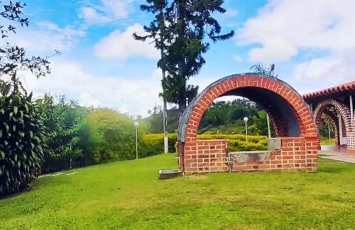 El Penol Hotel | Pet-Friendly Hotel Campestre Alto de Sión with Pool & Hot Tub