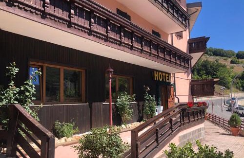 Casamaina Hotel | Relax at Hotel Campo Felice: Pet Friendly & Pool Access