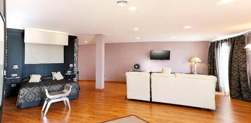 Old Town Baeza Hotel | Oceanfront Hotel Campos de Baeza with Pool & Restaurant