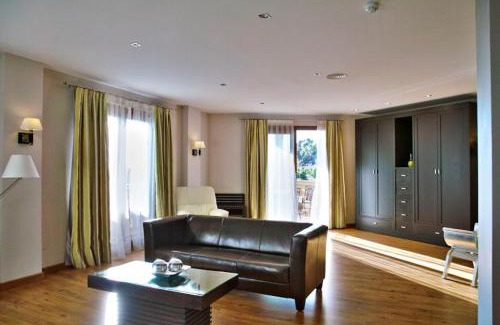 Old Town Baeza Hotel | Oceanfront Hotel Campos de Baeza with Pool & Restaurant