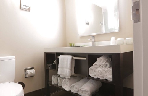 Tuscaloosa Hotel | Enjoy Relaxation at Hotel Capstone with Pool and Spa