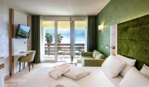 Limone sul Garda Hotel | Hotel Caravel: Oceanfront Escape with Pool & Hot Tub