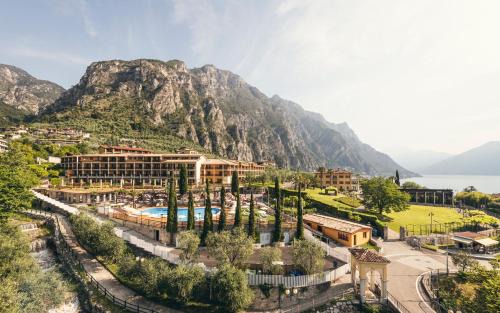 Limone sul Garda Hotel | Hotel Caravel: Oceanfront Escape with Pool & Hot Tub