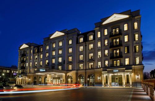 Carmel Hotel | Elegant Hotel Carmichael: Pet-Friendly & Family-Oriented Stay