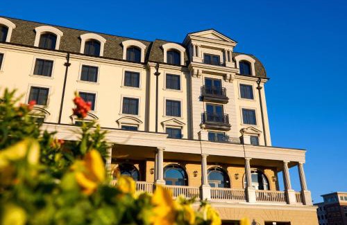 Carmel Hotel | Elegant Hotel Carmichael: Pet-Friendly & Family-Oriented Stay