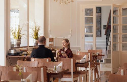 Garibaldi Hotel | Discover Hotel Casacurta: Pet-Friendly Retreat with Pool