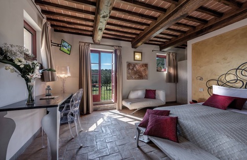 San Gimignano Hotel | Relax at Hotel Casolare Le Terre Rosse with Spa & Pool