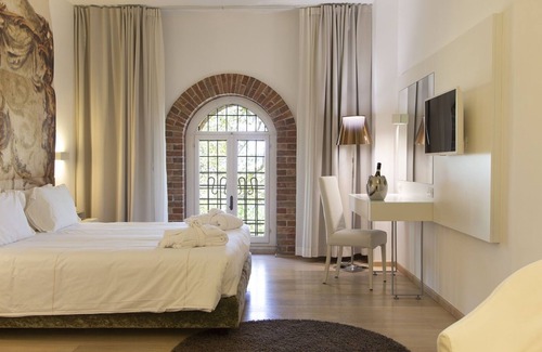 Villa-borgo Hotel | Relax at Hotel Castello di Santa Vittoria with Pool & Spa