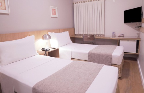 Goiania Hotel | Inviting Hotel Castelo Inn with Spa & Family Amenities