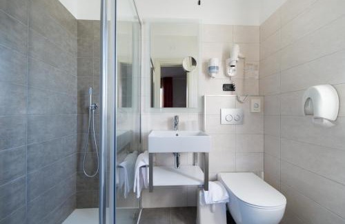 Malcesine Hotel | Experience Hotel Catullo: Oceanfront Retreat with Hot Tub