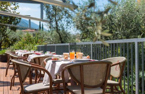 Malcesine Hotel | Experience Hotel Catullo: Oceanfront Retreat with Hot Tub