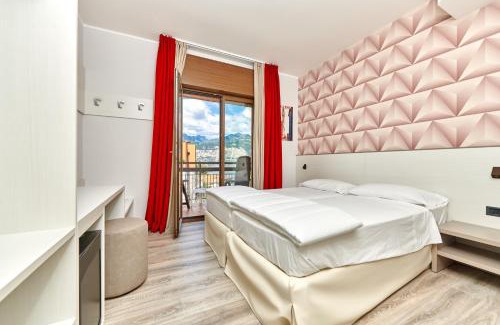 Malcesine Hotel | Experience Hotel Catullo: Oceanfront Retreat with Hot Tub