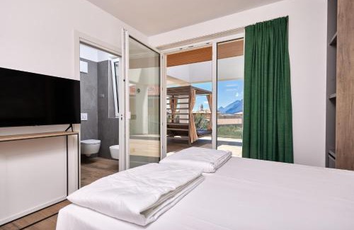 Malcesine Hotel | Experience Hotel Catullo: Oceanfront Retreat with Hot Tub