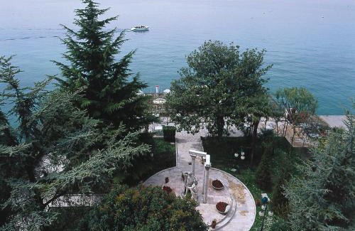 Sirmione Old Town Hotel | Discover Hotel Catullo: Oceanfront Retreat with Top Amenities